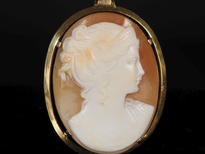 Pendentif ovale en or jaune 585, serti en son centre d'un camée figura