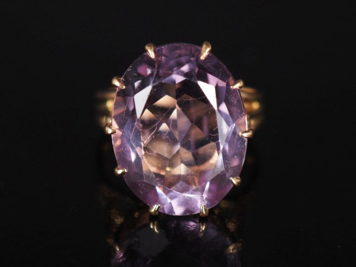 Bague en or jaune 750, sertie en son centre d'une améthyste.  TDD. 51 
