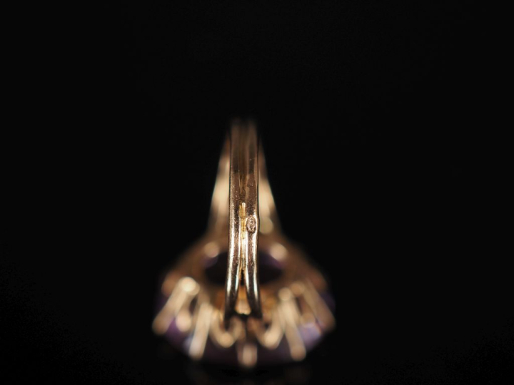 Bague en or jaune 750, sertie en son centre d'une améthyste.  TDD. 51 
