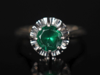 Vente aux enchères Bague de forme solitaire en or blanc 750 et platine, sertie en son cen