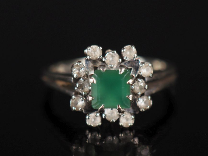 Bague en forme de fleur en or blanc 750, sertie en son centre d'une pi