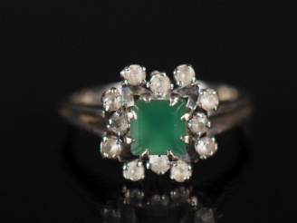 Vente aux enchères Bague en forme de fleur en or blanc 750, sertie en son centre d'une pi