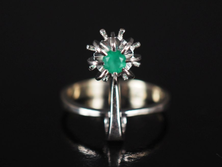 Amusante bague de forme stylisée en or blanc 750, sertie d'une petite 