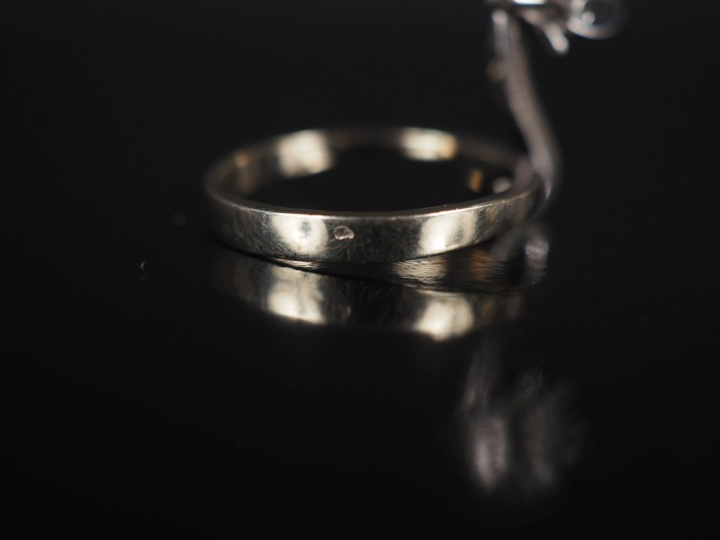 Amusante bague de forme stylisée en or blanc 750, sertie d'une petite 