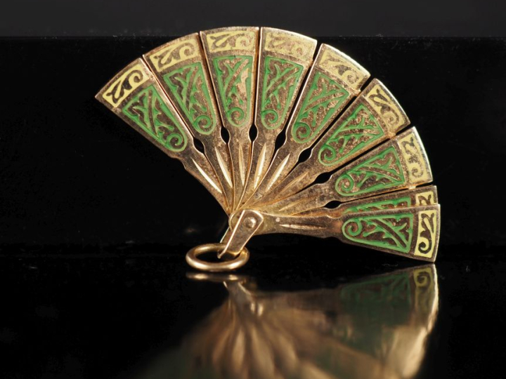Joli pendentif articulé en or jaune 750 rehaussé d'émail vert et jaune