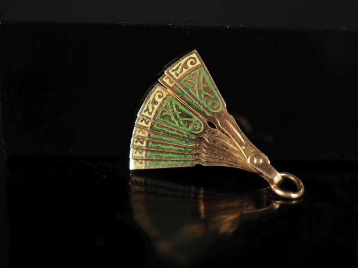 Joli pendentif articulé en or jaune 750 rehaussé d'émail vert et jaune
