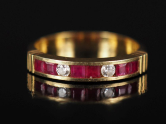 Vente aux enchères Bague jonc en or jaune 750, sertie de rubis calibrés et de deux petits