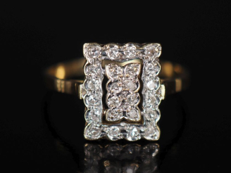 Vente aux enchères Bague en or jaune 750, sertie d'un pavage de petits diamants.  TDD. 57