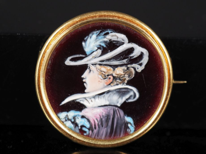 Broche en or jaune 585, sertie en son centre d'un émail polychrome, à 