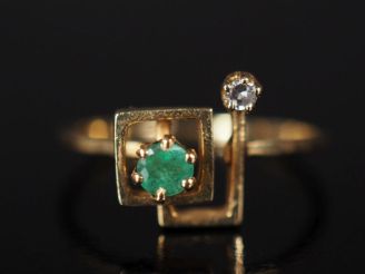 Vente aux enchères Petite bague ajourée de forme géométrique en or jaune 750, sertie d'un