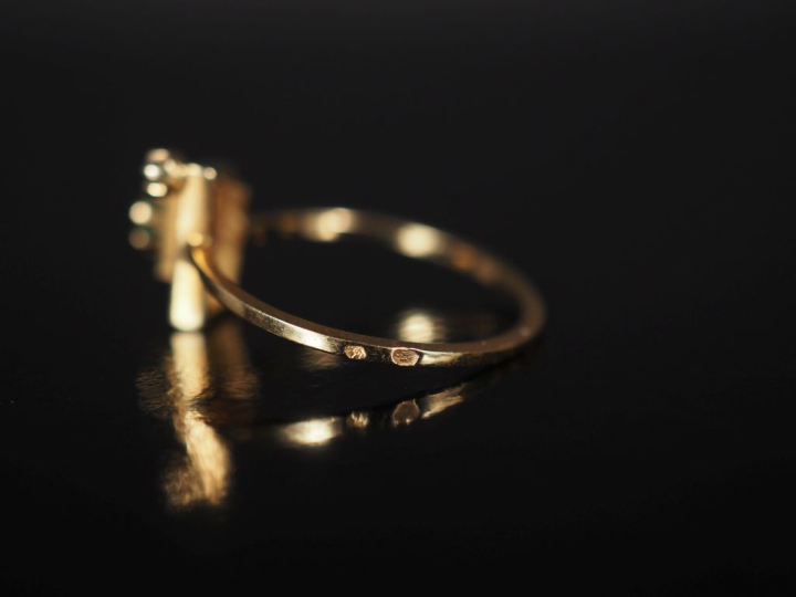 Petite bague ajourée de forme géométrique en or jaune 750, sertie d'un