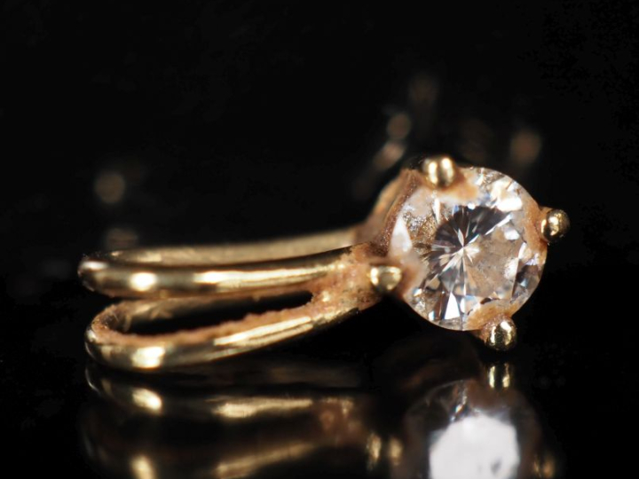 Pendentif en or jaune 750, sertie en son centre d'un diamant pesant en