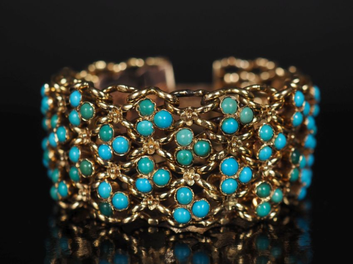 Bracelet manchette articulé ajouré en or jaune bas titre, serti d'imit