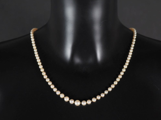 Vente aux enchères Collier de perles blanches disposées en chute.  Chainette de sécurité 