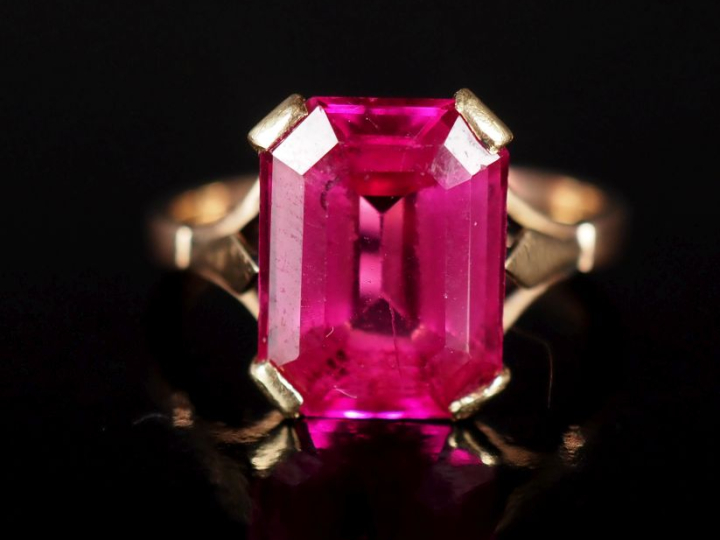 Bague en or jaune 585, sertie en son centre d'une pierre rose. TDD. 54