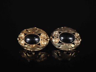 Vente aux enchères Paire de perces oreilles en or jaune 585, sertis en leur centre de com