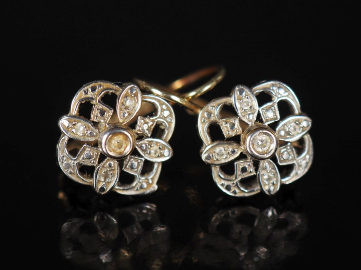 Paire de perces oreilles en or jaune 585, à décor ajouré et serti de p