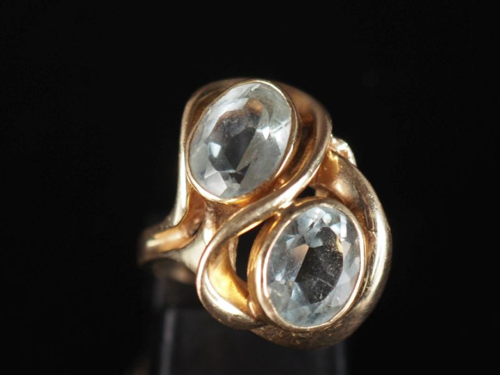 Bague "Toi   Moi" de forme stylisée en or jaune 585, sertie de deux pi