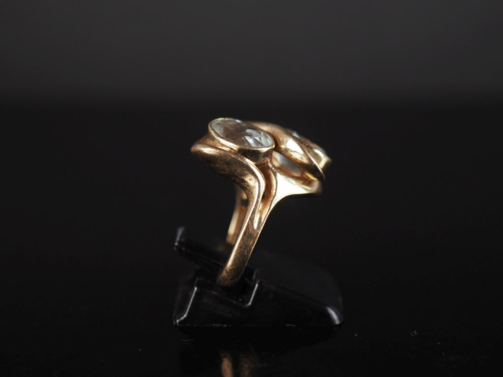 Bague "Toi   Moi" de forme stylisée en or jaune 585, sertie de deux pi