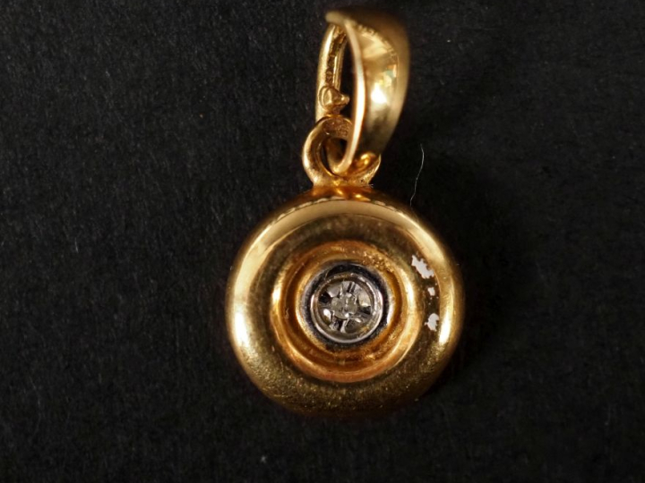 Pendentif en or jaune 750, serti en son centre d'un petit diamant.  Di