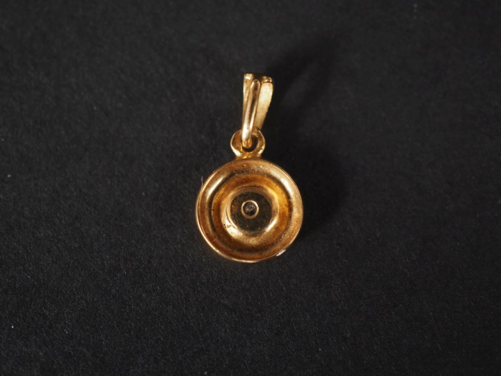Pendentif en or jaune 750, serti en son centre d'un petit diamant.  Di