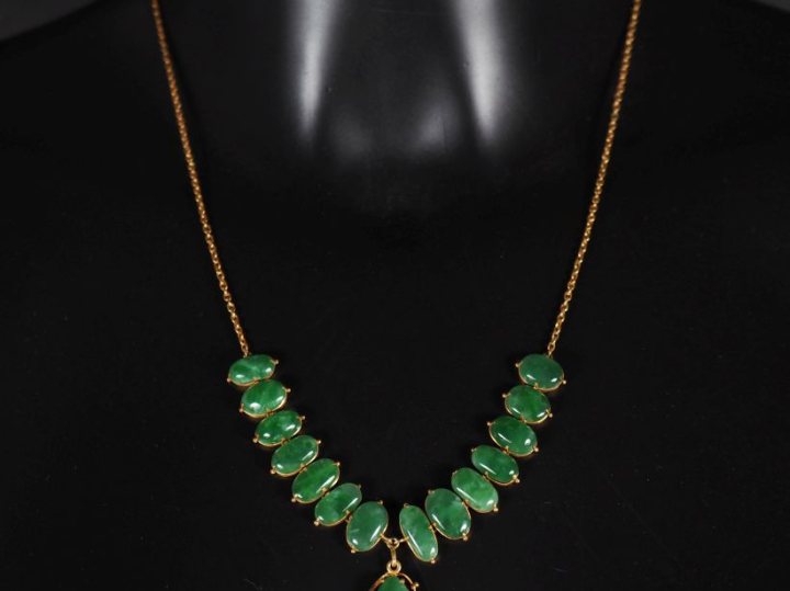 Collier souple en or jaune 375, maille forçat, orné en son centre de c