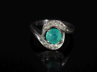 Vente aux enchères Bague tourbillon en argent, sertie en son centre d'une pierre verte et