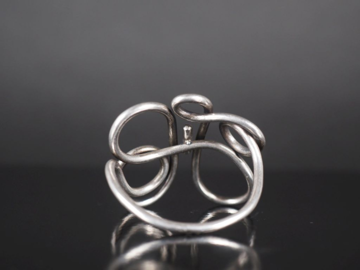 PERUZZI Bracelet de forme stylisée en argent, à décor ajouré d'entrela