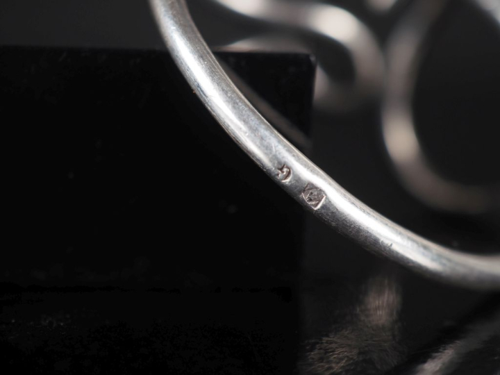 PERUZZI Bracelet de forme stylisée en argent, à décor ajouré d'entrela