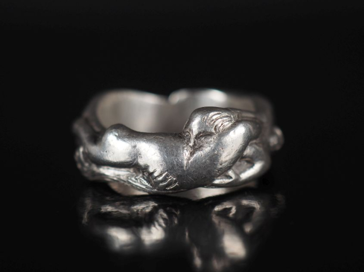 Bague jonc en argent, à décor érotique.  TDD. 57 Poids. 10,35 g