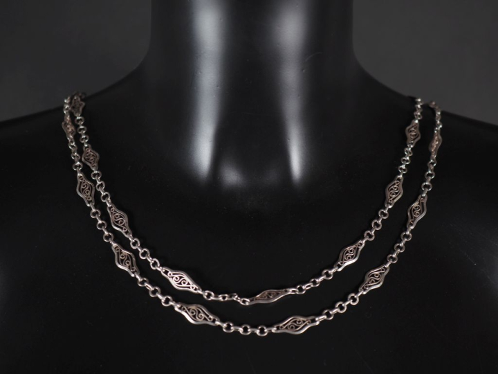Giletière en argent, composée de maillons ajourés et filigranés.  Poid
