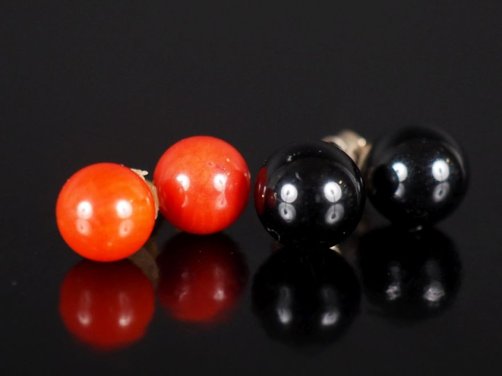 Deux paires de puces d'oreilles en argent, serties pour l'une de boule