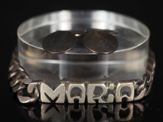 Vente aux enchères Ensemble comprenant :  - un bracelet souple en argent, maille gourmett