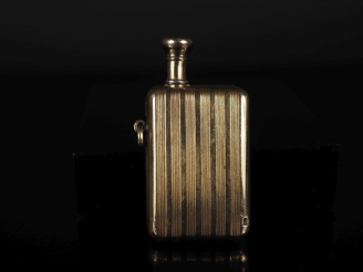 Vente aux enchères Briquet en argent doré, à décor de stries verticales.  5 x 2,5 cm Poid