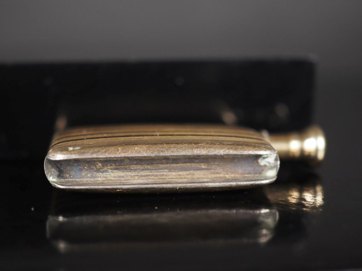 Briquet en argent doré, à décor de stries verticales.  5 x 2,5 cm Poid