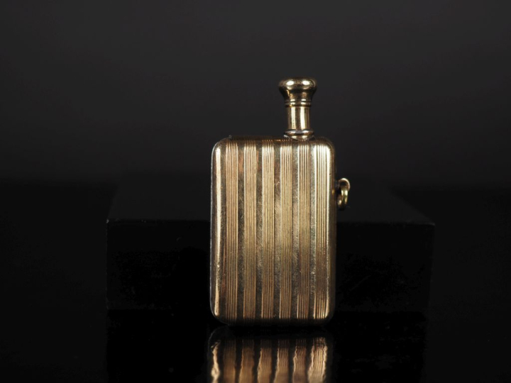 Briquet en argent doré, à décor de stries verticales.  5 x 2,5 cm Poid