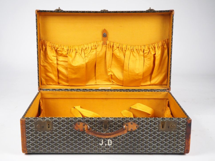 GOYARD Valise vintage en toile goyardine gainée de cuir marron.  Une a