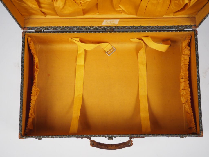 GOYARD Valise vintage en toile goyardine gainée de cuir marron.  Une a