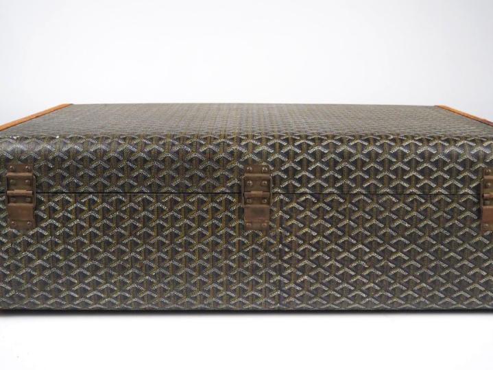 GOYARD Valise vintage en toile goyardine gainée de cuir marron.  Une a