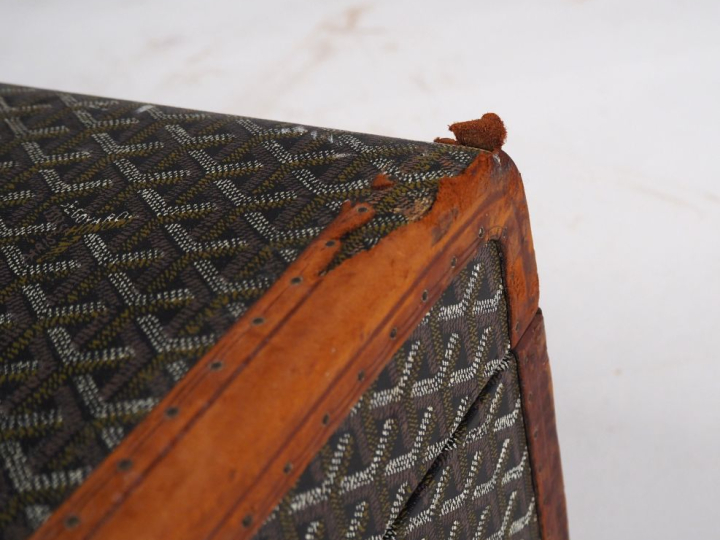 GOYARD Valise vintage en toile goyardine gainée de cuir marron.  Une a