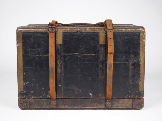 Vente aux enchères LOUIS VUITTON  Rare malle en 2 parties non solidaires. Les 2 parties s