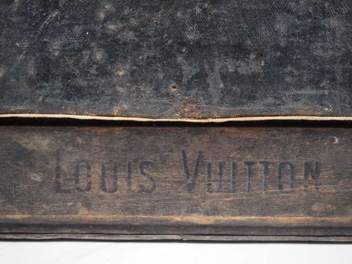 LOUIS VUITTON  Rare malle en 2 parties non solidaires. Les 2 parties s