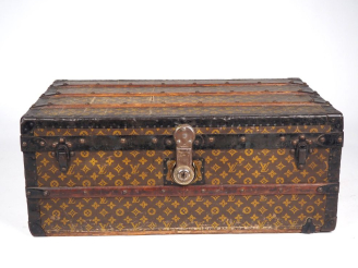 Vente aux enchères LOUIS VUITTON  Malle cabine (1900-1910) numérotée.  Toile monogramée a