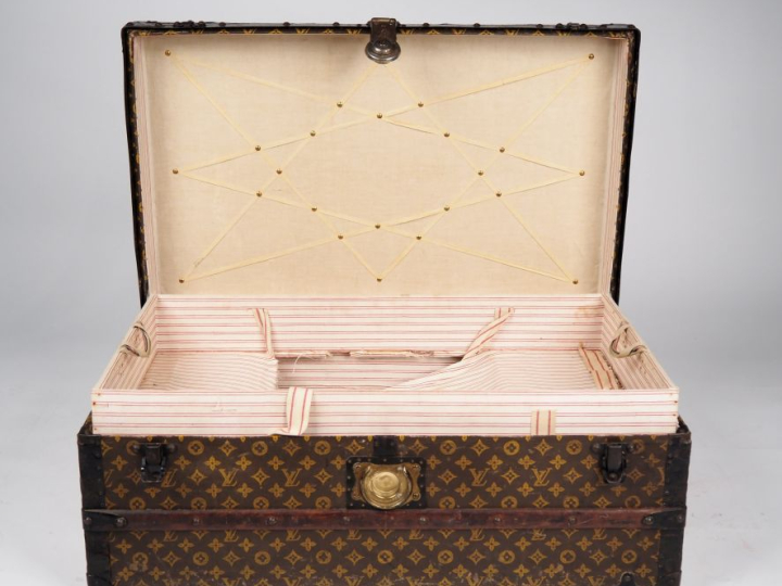LOUIS VUITTON  Malle cabine (1900-1910) numérotée.  Toile monogramée a