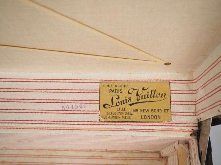 LOUIS VUITTON  Malle cabine (1900-1910) numérotée.  Toile monogramée a