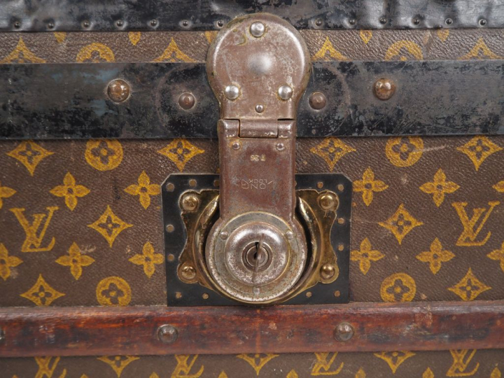 LOUIS VUITTON  Malle cabine (1900-1910) numérotée.  Toile monogramée a