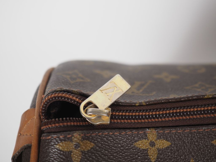 LOUIS VUITTON. Sac en toile enduite monogrammée, modèle "Keepal".  Dim