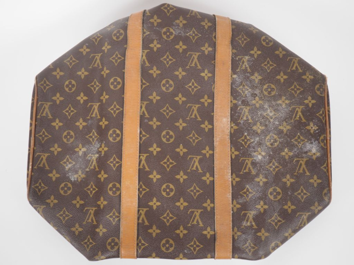 LOUIS VUITTON. Sac en toile enduite monogrammée, modèle "Keepal".  Dim