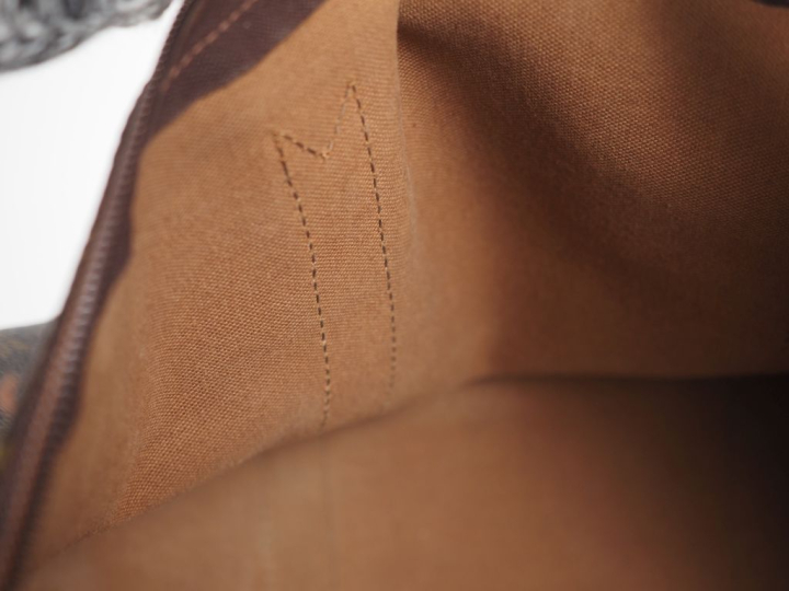 LOUIS VUITTON. Sac en toile enduite monogrammée, modèle "Keepal".  Dim