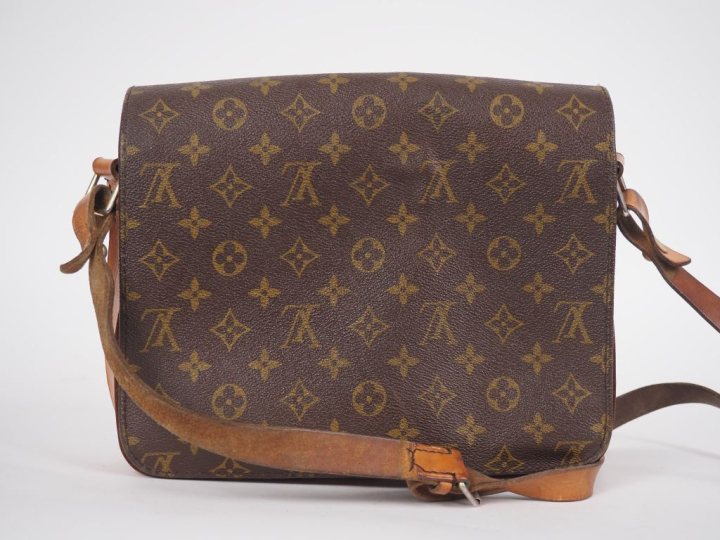 LOUIS VUITTON  Sac CARTOUCHIÈRE (c 1975).  Toile monogramée et vache n
